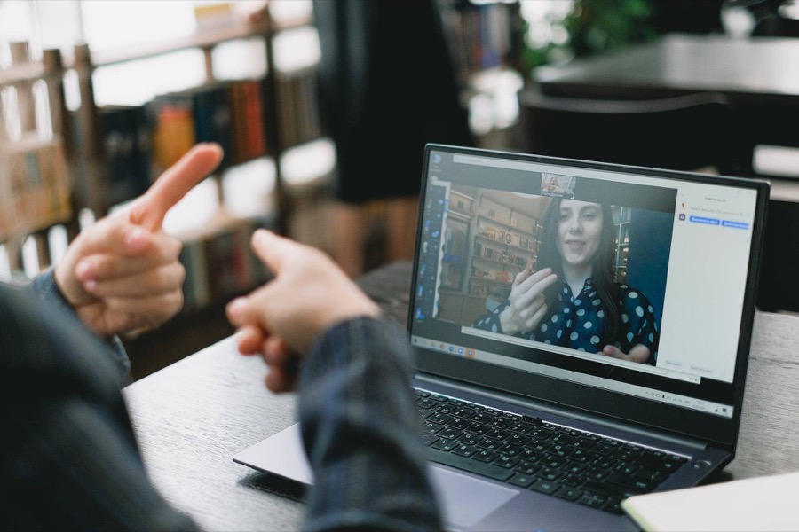 Student learning Dutch online